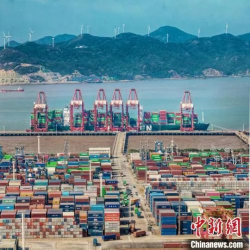 寧波舟山港作業(yè)場景。高雪峰 攝